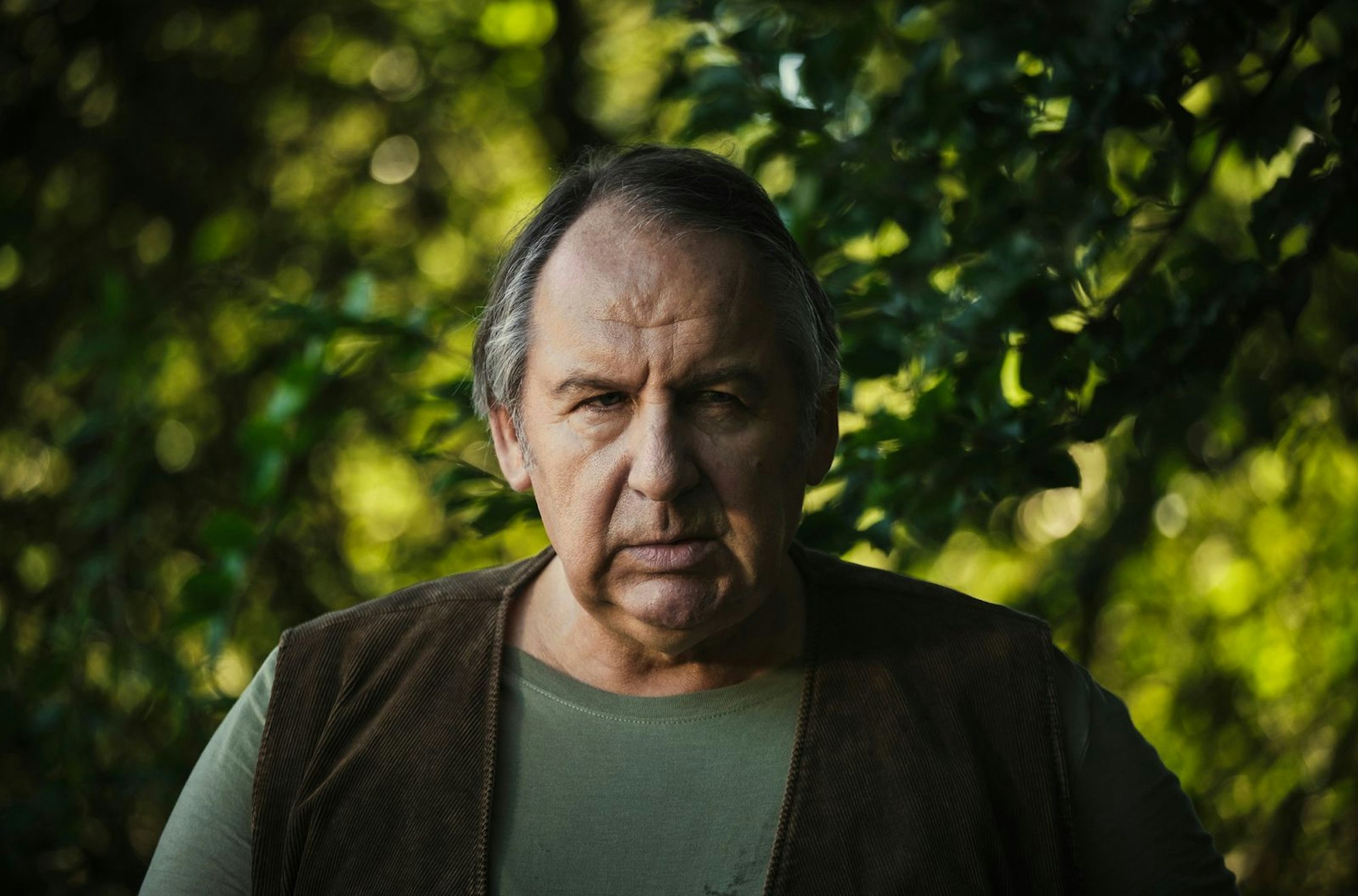 Nachbar Erwin Ramthor (Wolf Bachofner) gilt als schwieriger Zeitgenosse. (Bild: SWR/Benoît Linder)