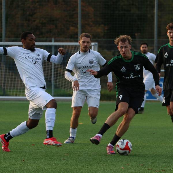 Covenant Smart macht ein langes Bein, doch sein Gegenspieler dreht sich Weg und behauptet den Ball.