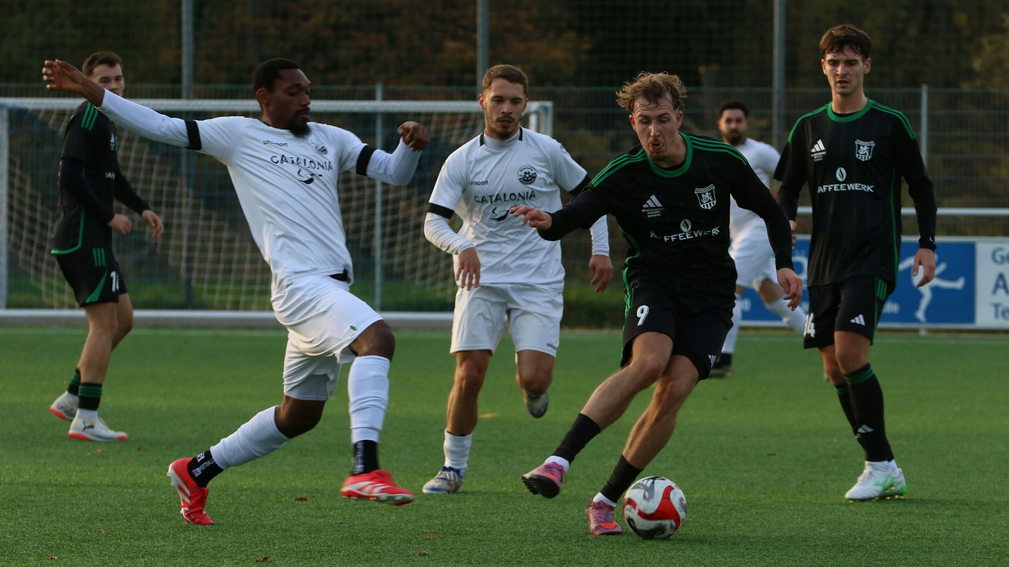 Covenant Smart macht ein langes Bein, doch sein Gegenspieler dreht sich Weg und behauptet den Ball.