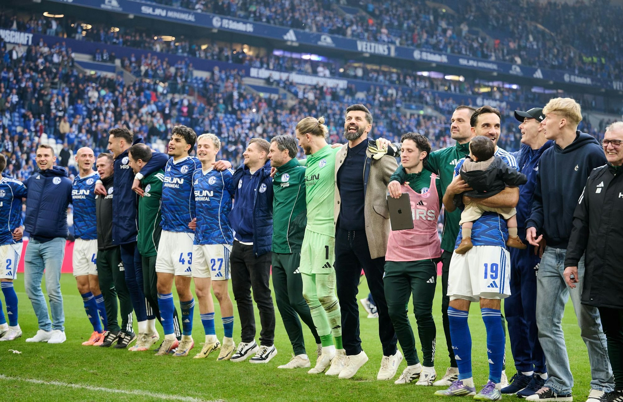 Hüpfend feierten die Schalker den Sieg vor der Fankurve.