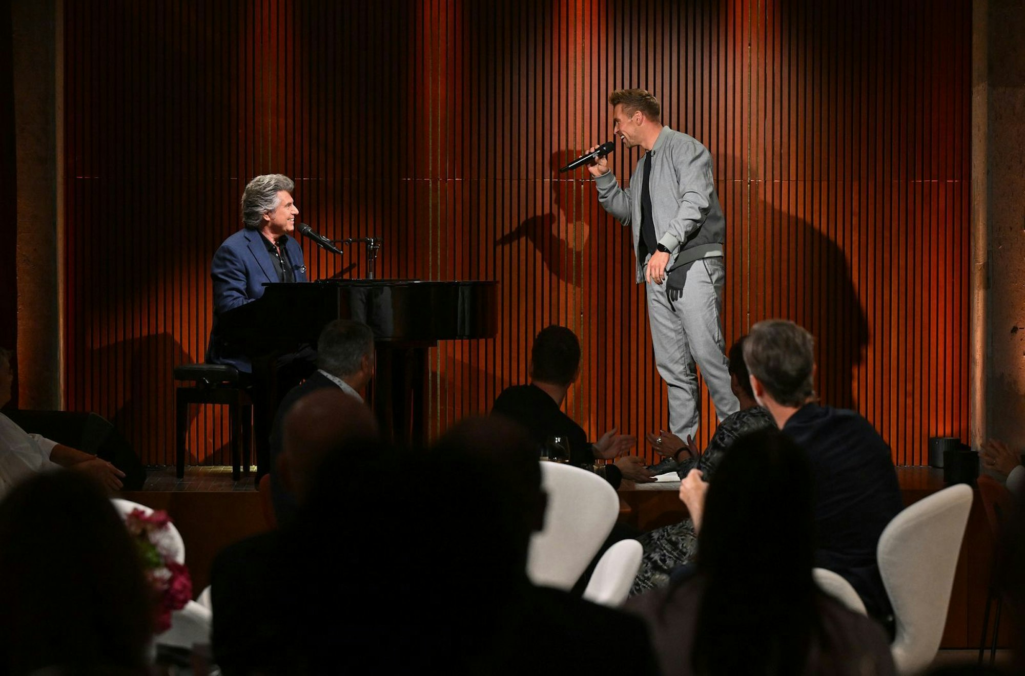 Gemeinsam mit Ramon Roselly (rechts) performt Andy Borg auf der Bühne. (Bild: SWR/Kerstin Joensson)