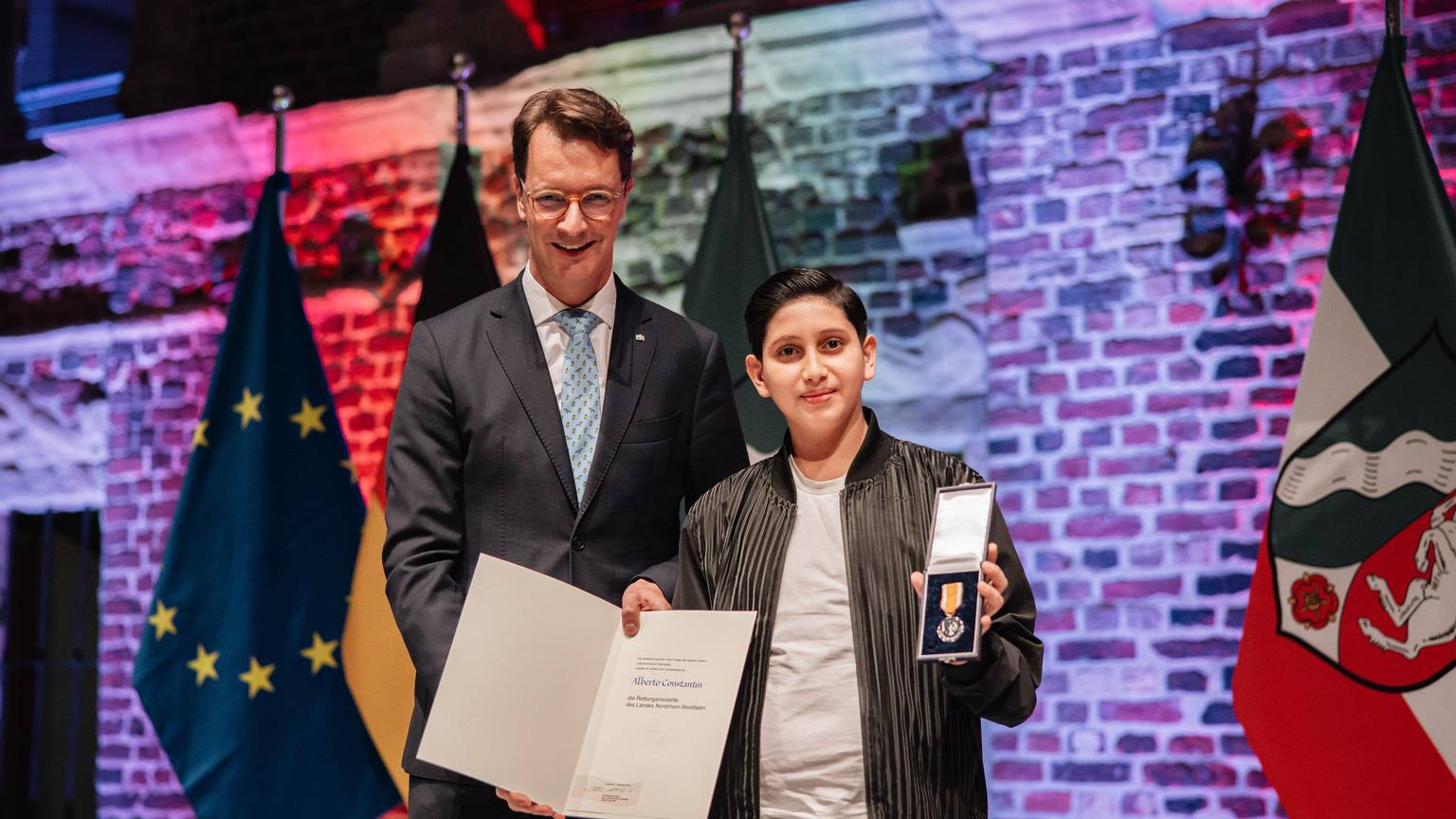 Der zehnjährige Alberto hat seine neunjährige Cousine gegen einen Messerstecher verteidigt. Ministerpräsident Wüst hat ihm deshalb die Rettungsmedaille des Landes Nordrhein-Westfalen verliehen.