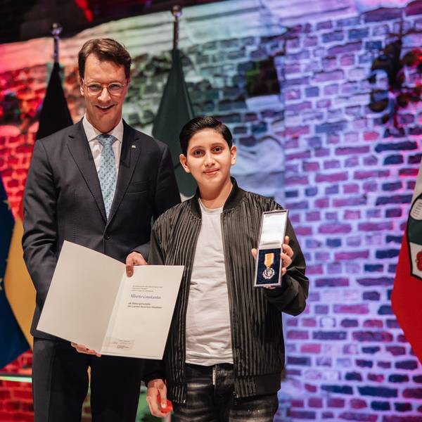 Der zehnjährige Alberto hat seine neunjährige Cousine gegen einen Messerstecher verteidigt. Ministerpräsident Wüst hat ihm deshalb die Rettungsmedaille des Landes Nordrhein-Westfalen verliehen.