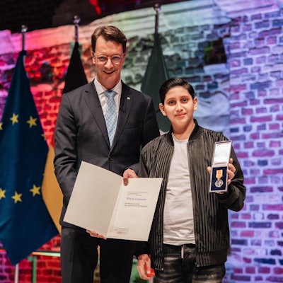 Der zehnjährige Alberto hat seine neunjährige Cousine gegen einen Messerstecher verteidigt. Ministerpräsident Wüst hat ihm deshalb die Rettungsmedaille des Landes Nordrhein-Westfalen verliehen.