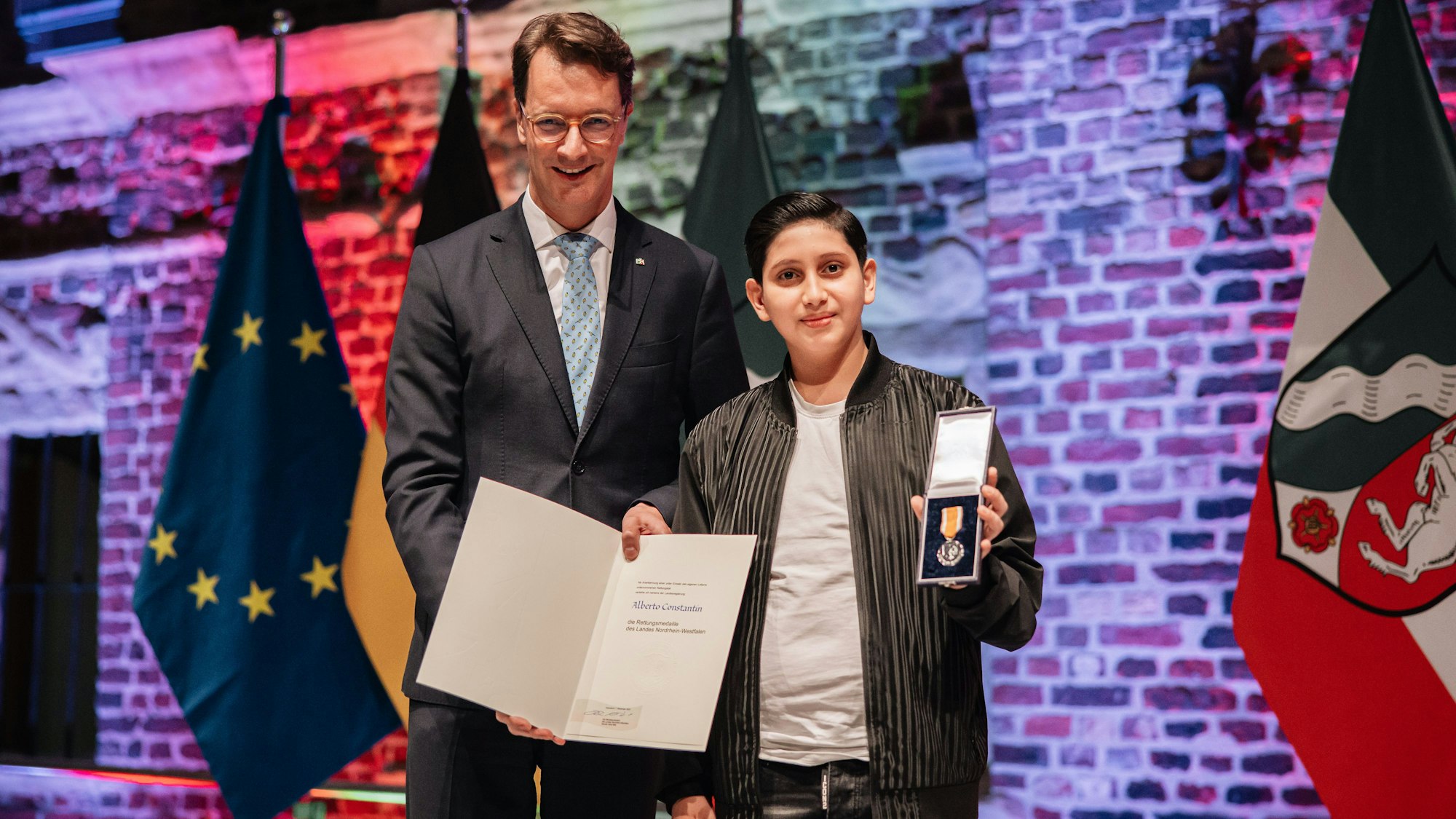 Der zehnjährige Alberto hat seine neunjährige Cousine gegen einen Messerstecher verteidigt. Ministerpräsident Wüst hat ihm deshalb die Rettungsmedaille des Landes Nordrhein-Westfalen verliehen.