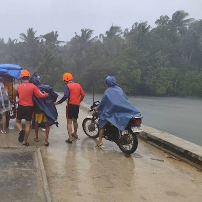 Die Menschen wappnen sich für den Sturm.