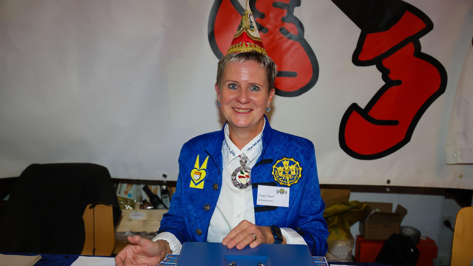 Das Bild zeigt Peggy Engert an der Kasse der Sessionseröffnung der KKG.