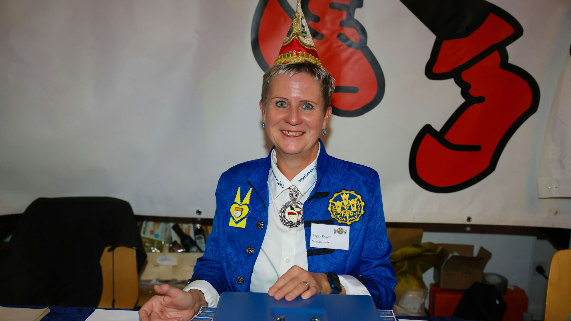 Das Bild zeigt Peggy Engert an der Kasse der Sessionseröffnung der KKG.