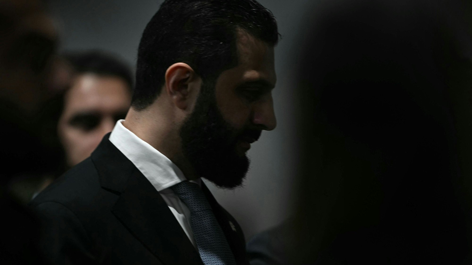 Der syrische Präsident Ahmad al-Scharaa auf dem Weg zu einem bilateralen Treffen bei der UN-Klimakonferenz in Brasilien.