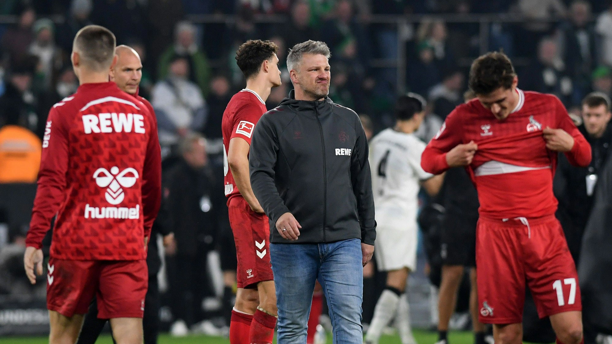 Trainer Lukas Kwasniok 1. FC Koeln enttaeuscht waehrend des Spiels der Bundesliga zwischen Borussia Mönchengladbach und dem 1. FC Köln, Borussia-Park am 08. November 2025 in Mönchengladbach, Deutschland. Foto von Ralf Treese/DeFodi Images Trainer Lukas Kwasniok 1. FC Koeln looks dejected during the Bundesliga match between Borussia Mönchengladbach and 1. FC Köln at Borussia-Park on November 8, 2025 in Mönchengladbach, Germany. Photo by Ralf Treese/DeFodi Images DFL regulations prohibit any use of photographs as image sequences and/or quasi-video. Photo by Ralf Treese/DeFodi Images / not used for Axel Springer / ZDF *** Trainer Lukas Kwasniok 1 FC Koeln dejected during the Bundesliga match between Borussia Mönchengladbach and 1 FC Köln, Borussia Park on November 08, 2025 in Mönchengladbach, Germany Photo by Ralf Treese DeFodi Images Trainer Lukas Kwasniok 1 FC Koeln looks dejected during the Bundesliga match between Borussia Mönchengladbach and 1 FC Köln at Borussia Park on November 8, 2025 in Mönchengladbach, Germany Photo by Ralf Treese DeFodi Images DFL regulations prohibit any use of photographs as image sequences and or quasi video Photo by Ralf Treese DeFodi Images not used for Axel Springer ZDF