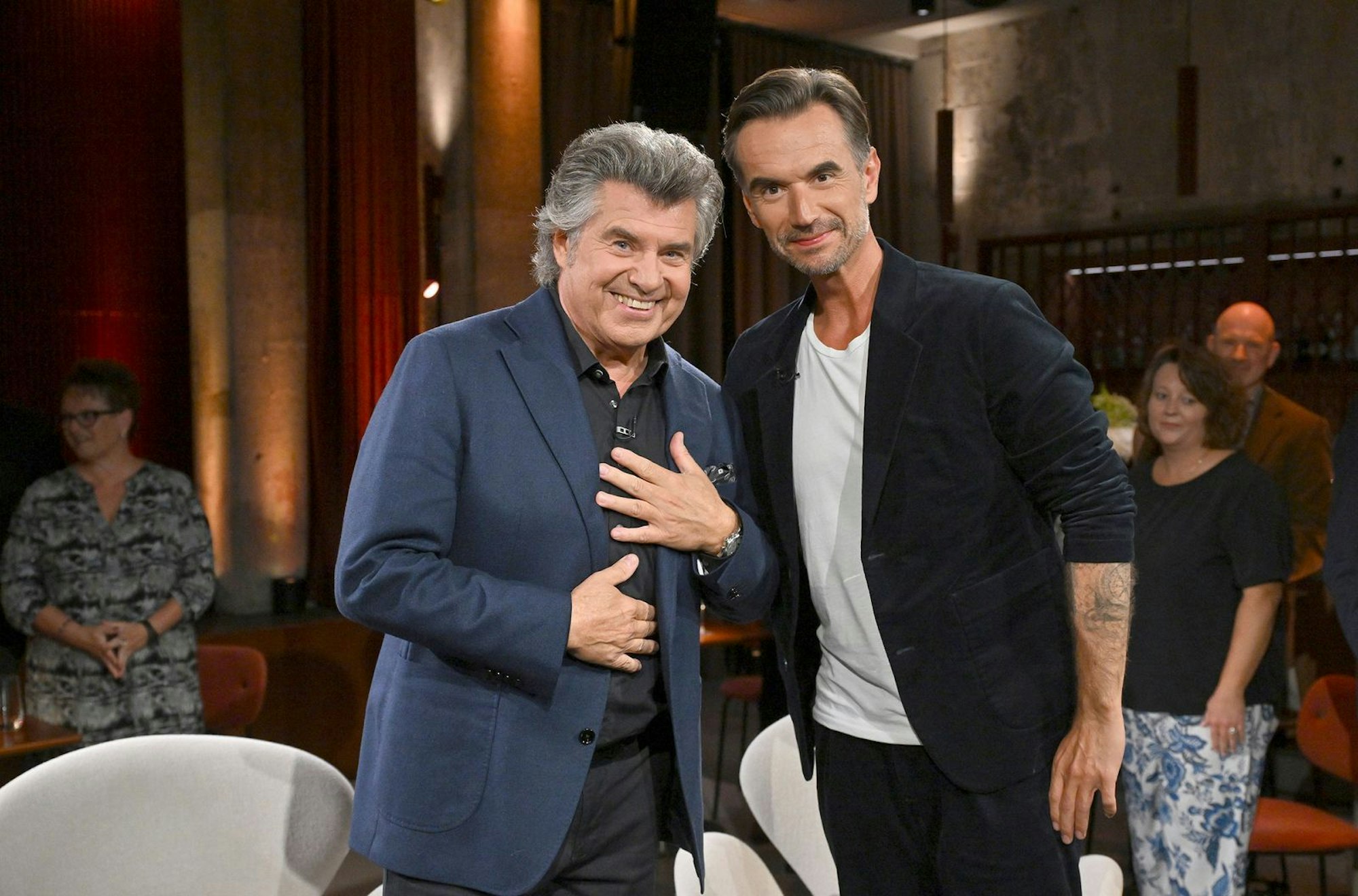 Zum 65. Geburtstag von Andy Borg blickt der Sänger gemeinsam mit Florian Silbereisen in „Glückwunsch, Andy! - Florian Silbereisen feiert Andy Borg“ auf die Anfänge seiner Karriere zurück. (Bild: SWR/Kerstin Joensson)