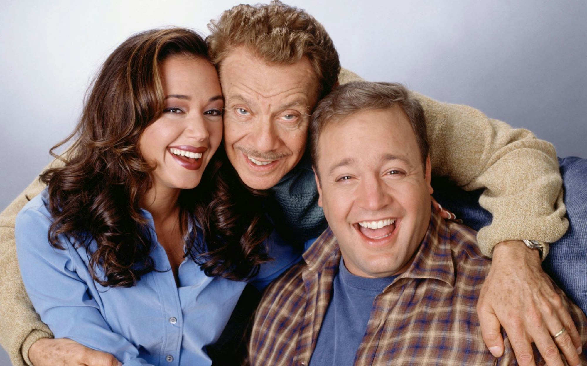 Sie waren die Hauptdarsteller von „King of Queen“. Aber was wurde aus Kevin James (rechts), Leah Remini und Jerry Stiller nach dem Ende der Kult-Sitcom? Und was aus den Darstellern des restlichen Figuren-Ensembles?
(Bild: IMAGO / Avalon.red)