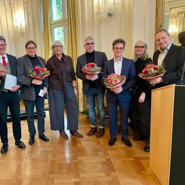 Detlev Prößdorf (2.v.l.) und Siegfried Eckert (3.v.l.) bekommen für ihr kulturelles Engagement den Kurt-Lorenz-Preis, zu den Gratulanten gehörten die Jury und OB Stefan Hebbel (l.).