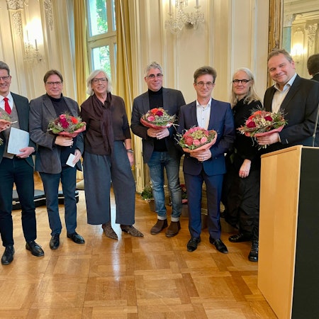 Detlev Prößdorf (2.v.l.) und Siegfried Eckert (3.v.l.) bekommen für ihr kulturelles Engagement den Kurt-Lorenz-Preis, zu den Gratulanten gehörten die Jury und OB Stefan Hebbel (l.).