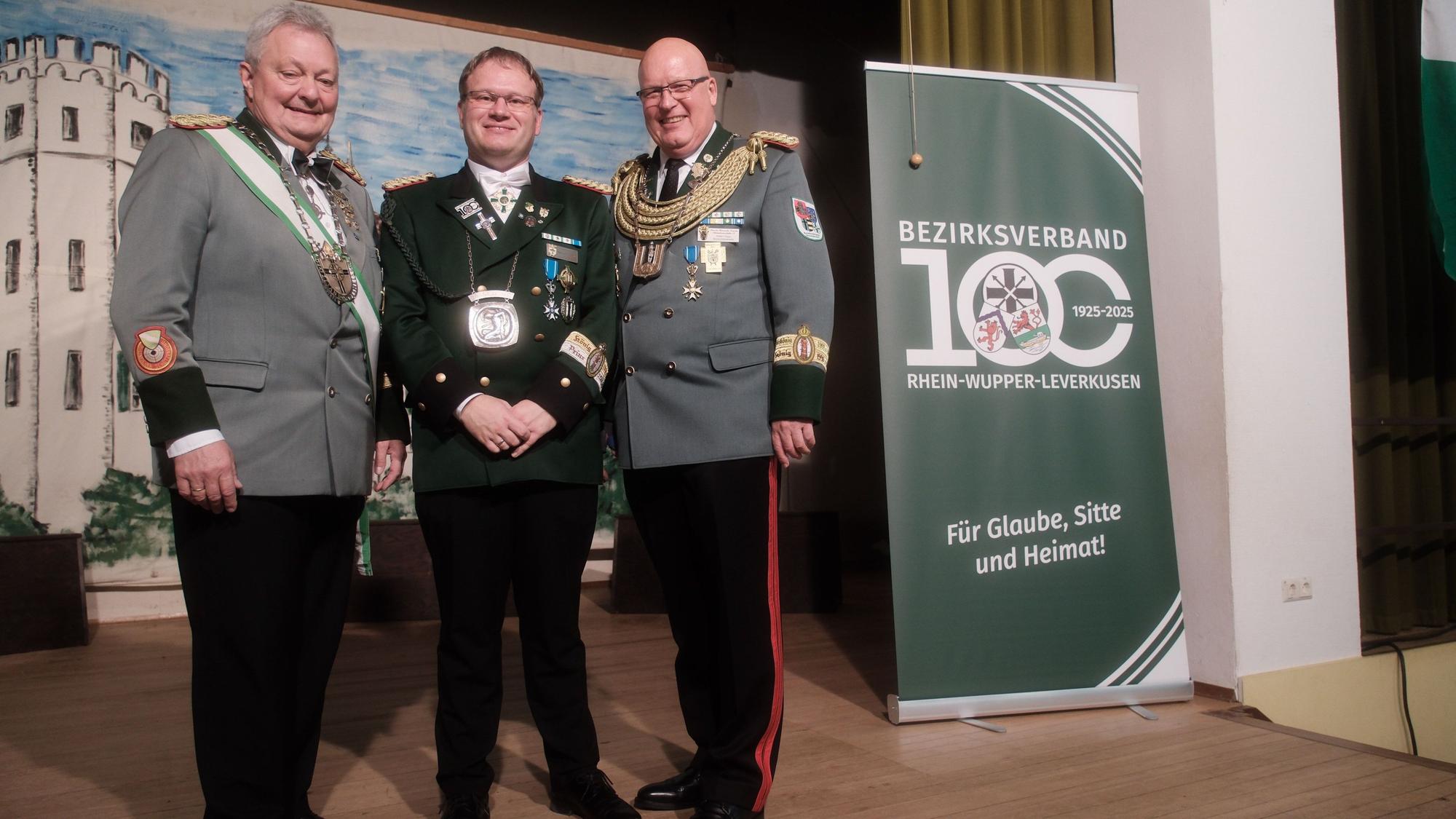 Feierten 100 Jahre Bezirksverband Rhein-Wupper-Leverkusen: Walter Honerbach (v.l.), Matthias Tennior (Bezirksbundesmeister) und Robert Hoppe. (Bundesschützenmeister)