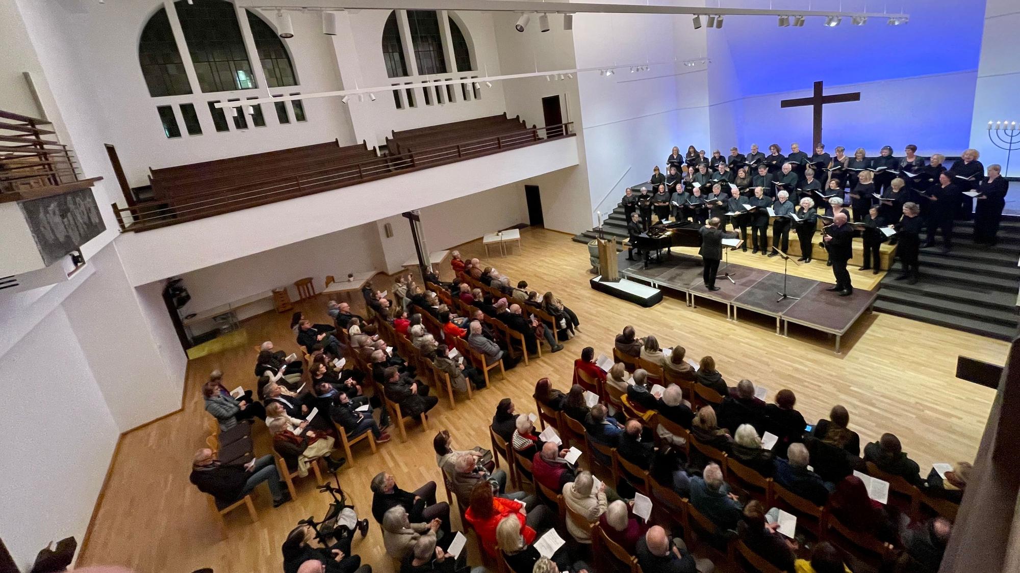Der städtische Chor Leverkusen unter der Leitung von Michael Utz trat in der Christuskirche mit Michael Villmow (Saxofon) und George F. Warren (Klavier) auf.