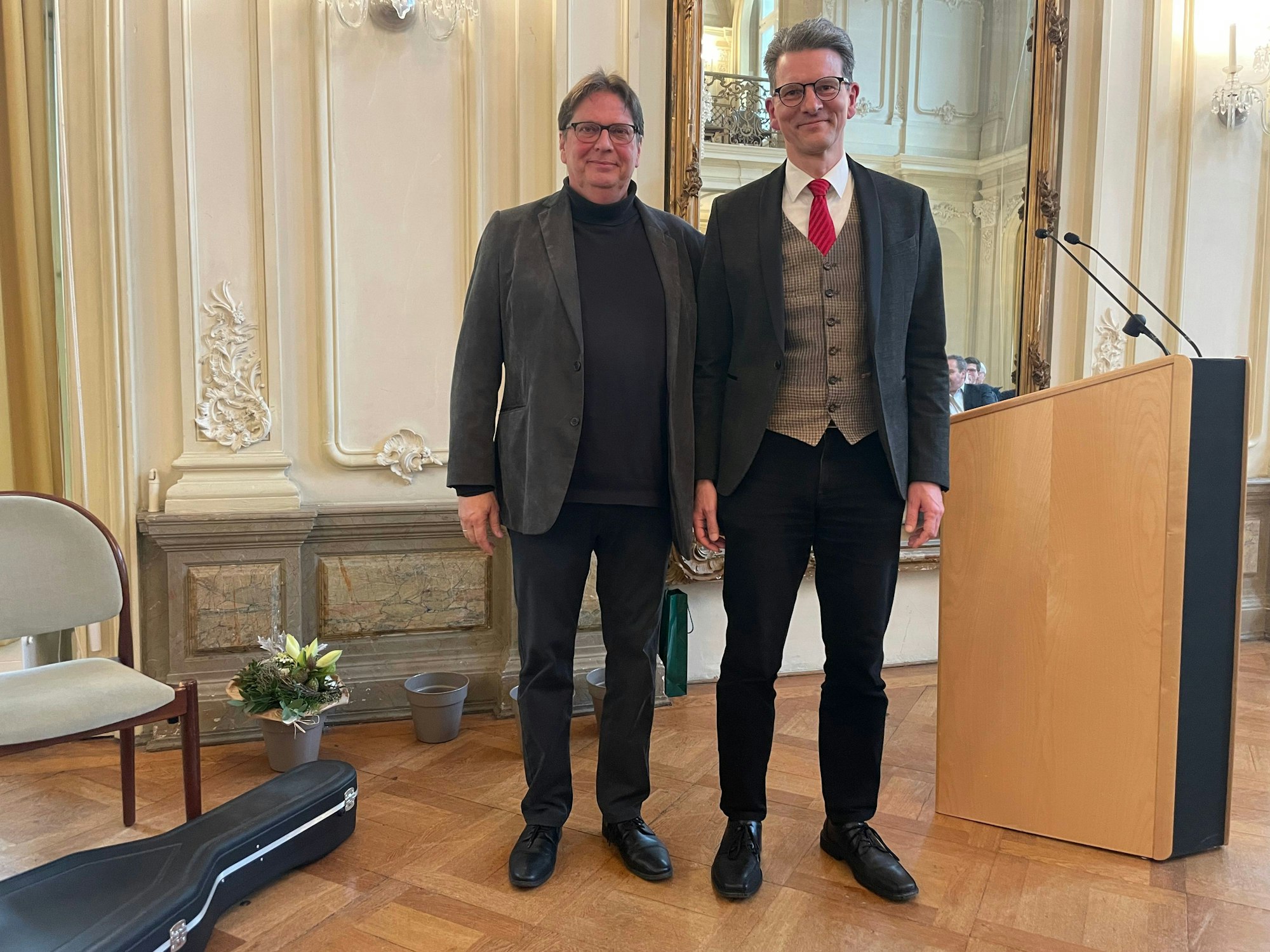 Eckert und Prößdorf (v.l.) nahmen den Preis stellvertretend für die ganze Gemeinde der Christuskirche entgegen.