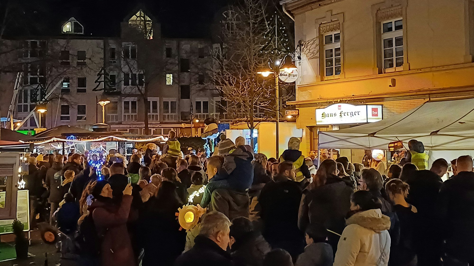 Die Menge beim Martinzug in der Schlebuscher Fußgängerzone