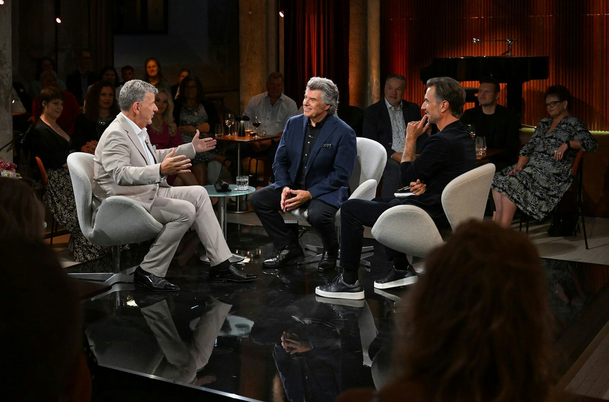 Semino Rossi (links) ist ein langjähriger Freund und Kollege von Andy Borg (Mitte). (Bild: SWR/Kerstin Joensson)