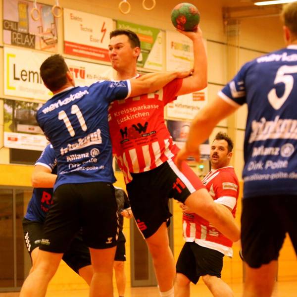 Der Gegenspieler versucht, Julian Gast beim Sprungwurf zu stören.