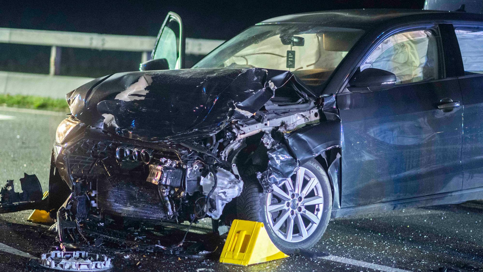 Frontpartie und Kotflügel des Autos sind völlig demoliert.