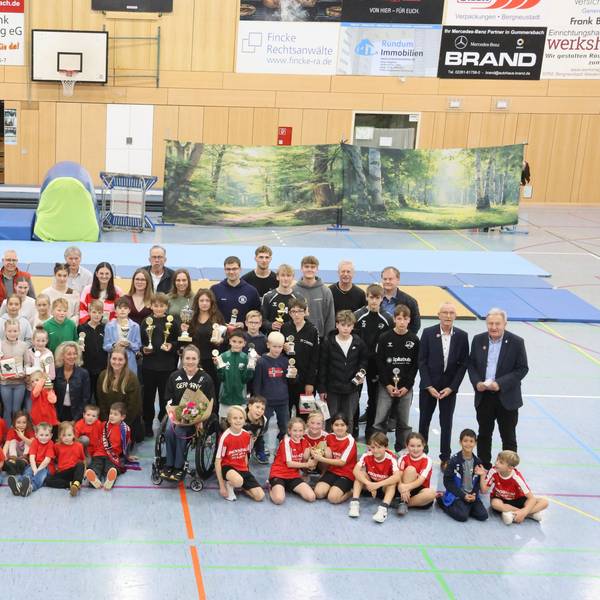 Ein Gruppenbild aller Sportlerinnen und Sportler.