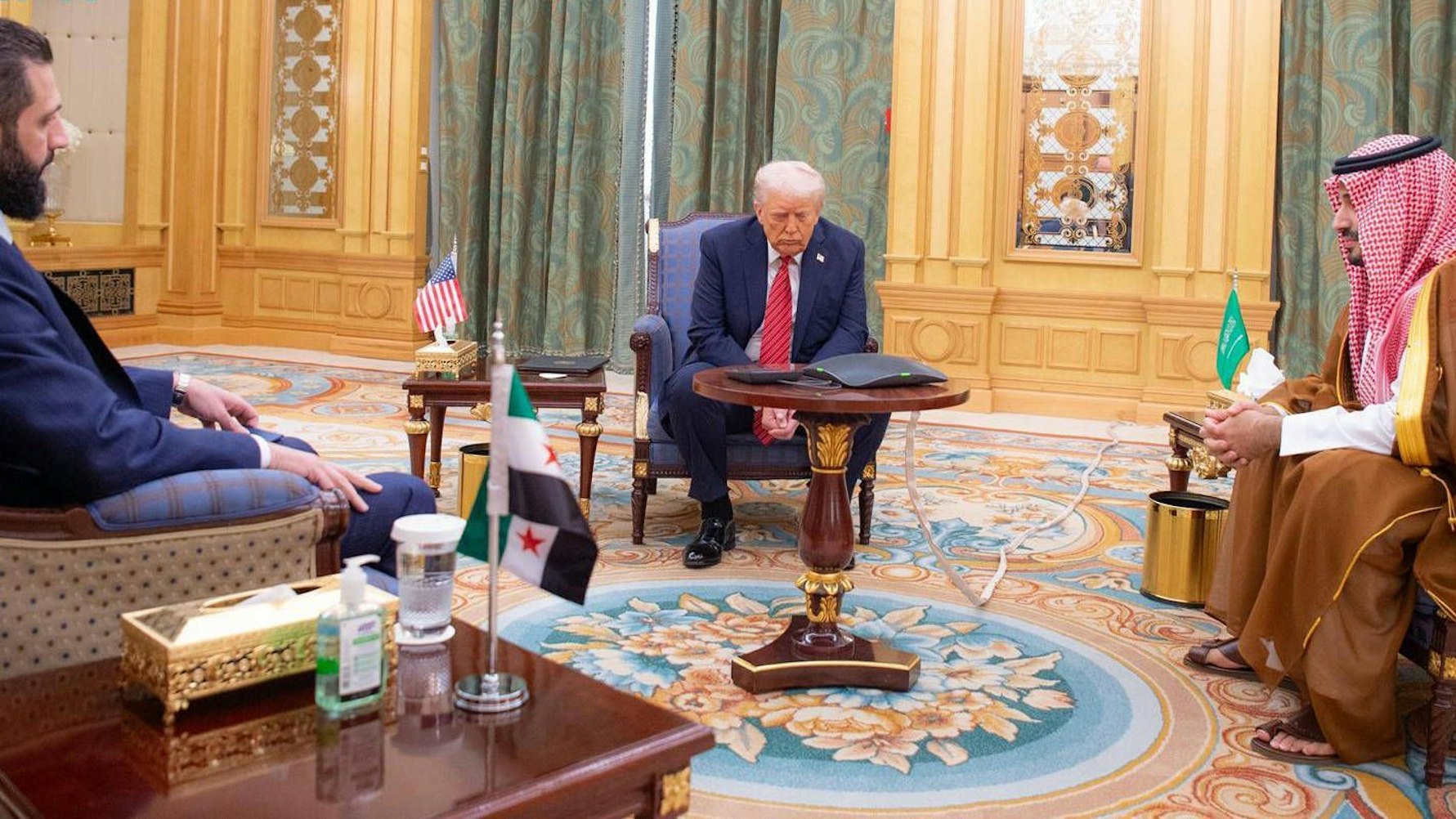 Mohammed bin Salman, der saudische Kronprinz, und US-Präsident Donald Trump trafen sich im Mai 2025 mit Ahmad al-Scharaa (links).