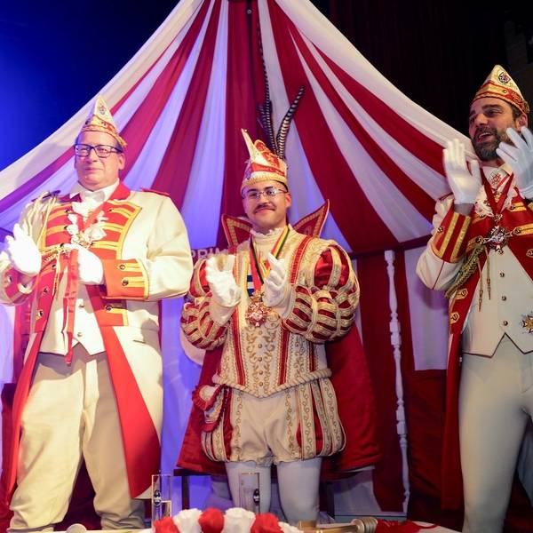 Prinzenproklamation in Sankt Augustin: v.l. Adjutant Dirk Heinig, Prinz Marcel I. Adjutant Rene Sommer.