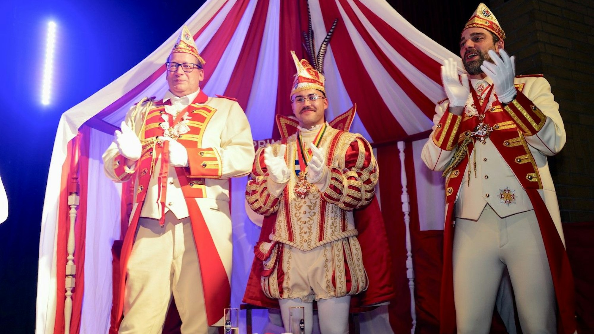 Prinzenproklamation in Sankt Augustin: v.l. Adjutant Dirk Heinig, Prinz Marcel I. Adjutant Rene Sommer.