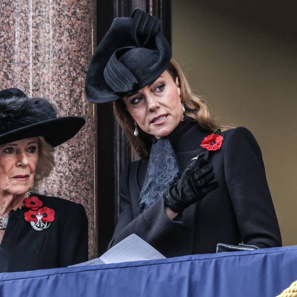 Prinzessin Kate und Königin Camilla auf einem Balkon am Remembrance Sunday.