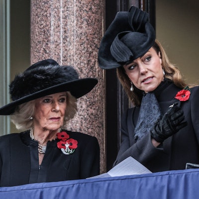 Prinzessin Kate und Königin Camilla auf einem Balkon am Remembrance Sunday.
