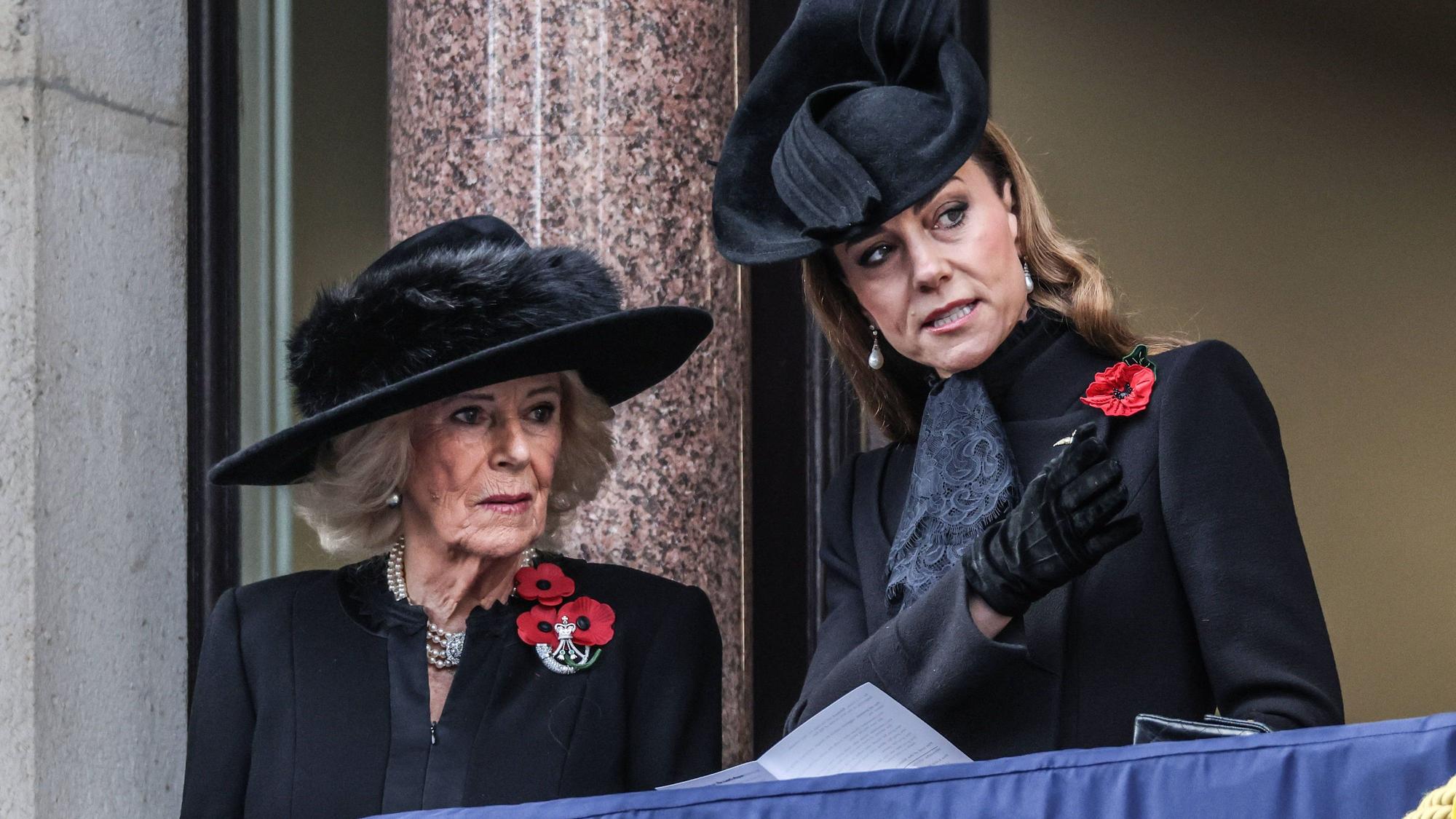 Prinzessin Kate und Königin Camilla auf einem Balkon am Remembrance Sunday.