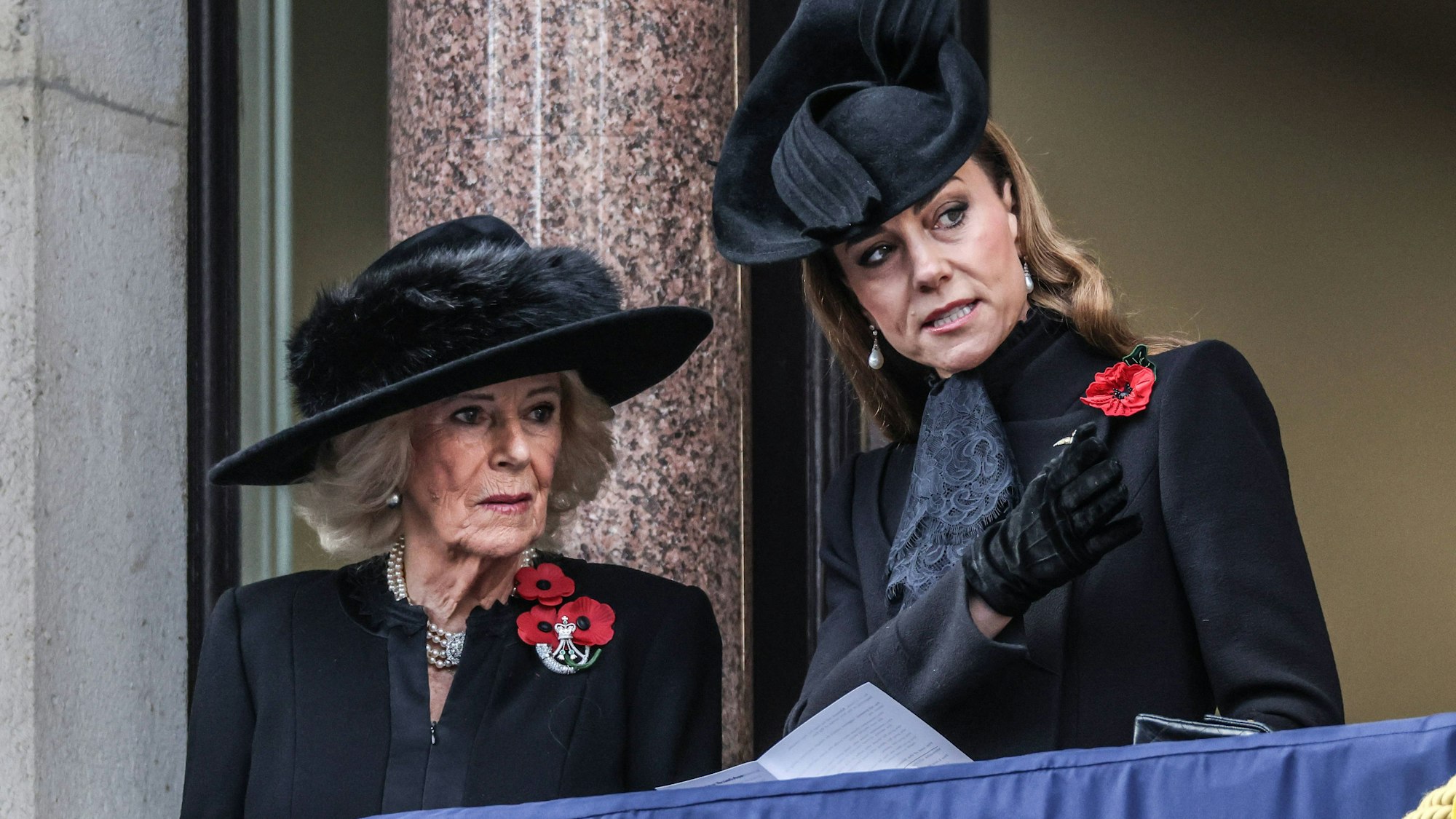 Prinzessin Kate und Königin Camilla auf einem Balkon am Remembrance Sunday.