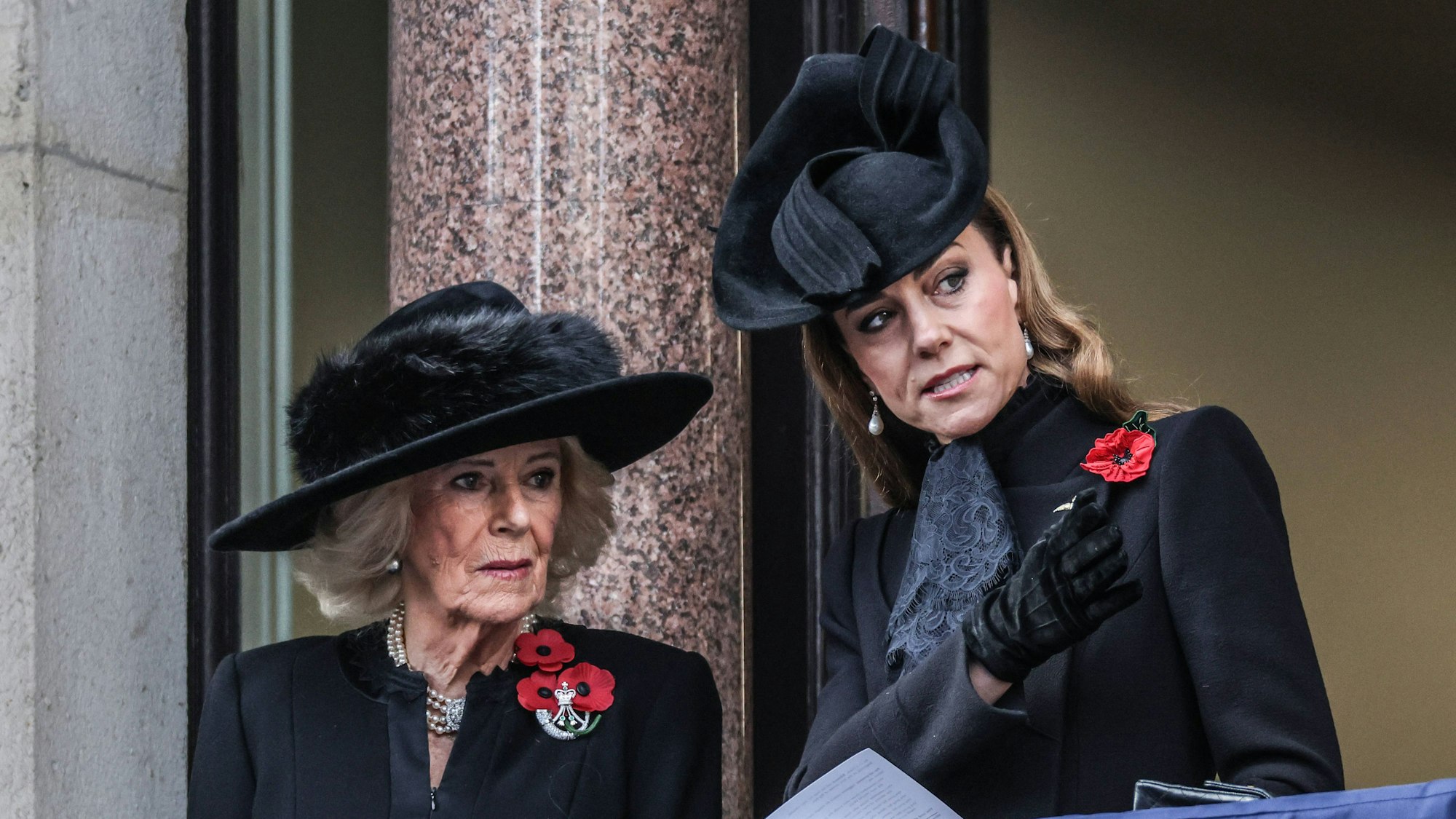 Königin Camilla und Prinzessin Kate auf einem Balkon am „Remembrance Sunday“.