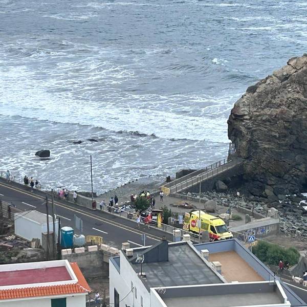 HANDOUT - 08.11.2025, Spanien, Playa del Roque de las Bodegas: Einsatzkräfte stehen beim Strand von Roque de Las Bodegas. Der Rettungsdienst versorgte sechs Menschen, die durch eine Riesenwelle verletzt wurden. Foto: 112 Canarias/dpa - ACHTUNG: Nur zur redaktionellen Verwendung im Zusammenhang mit der aktuellen Berichterstattung und nur mit vollständiger Nennung des vorstehenden Credits +++ dpa-Bildfunk +++