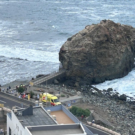 HANDOUT - 08.11.2025, Spanien, Playa del Roque de las Bodegas: Einsatzkräfte stehen beim Strand von Roque de Las Bodegas. Der Rettungsdienst versorgte sechs Menschen, die durch eine Riesenwelle verletzt wurden. Foto: 112 Canarias/dpa - ACHTUNG: Nur zur redaktionellen Verwendung im Zusammenhang mit der aktuellen Berichterstattung und nur mit vollständiger Nennung des vorstehenden Credits +++ dpa-Bildfunk +++