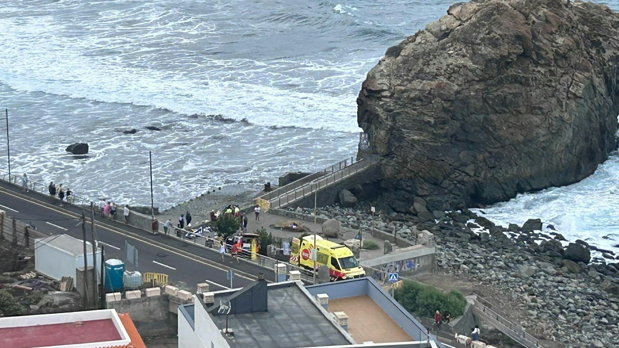 Mehrere Menschen sind durch Riesenwellen an der Küste von Teneriffa ins Meer gezogen worden.