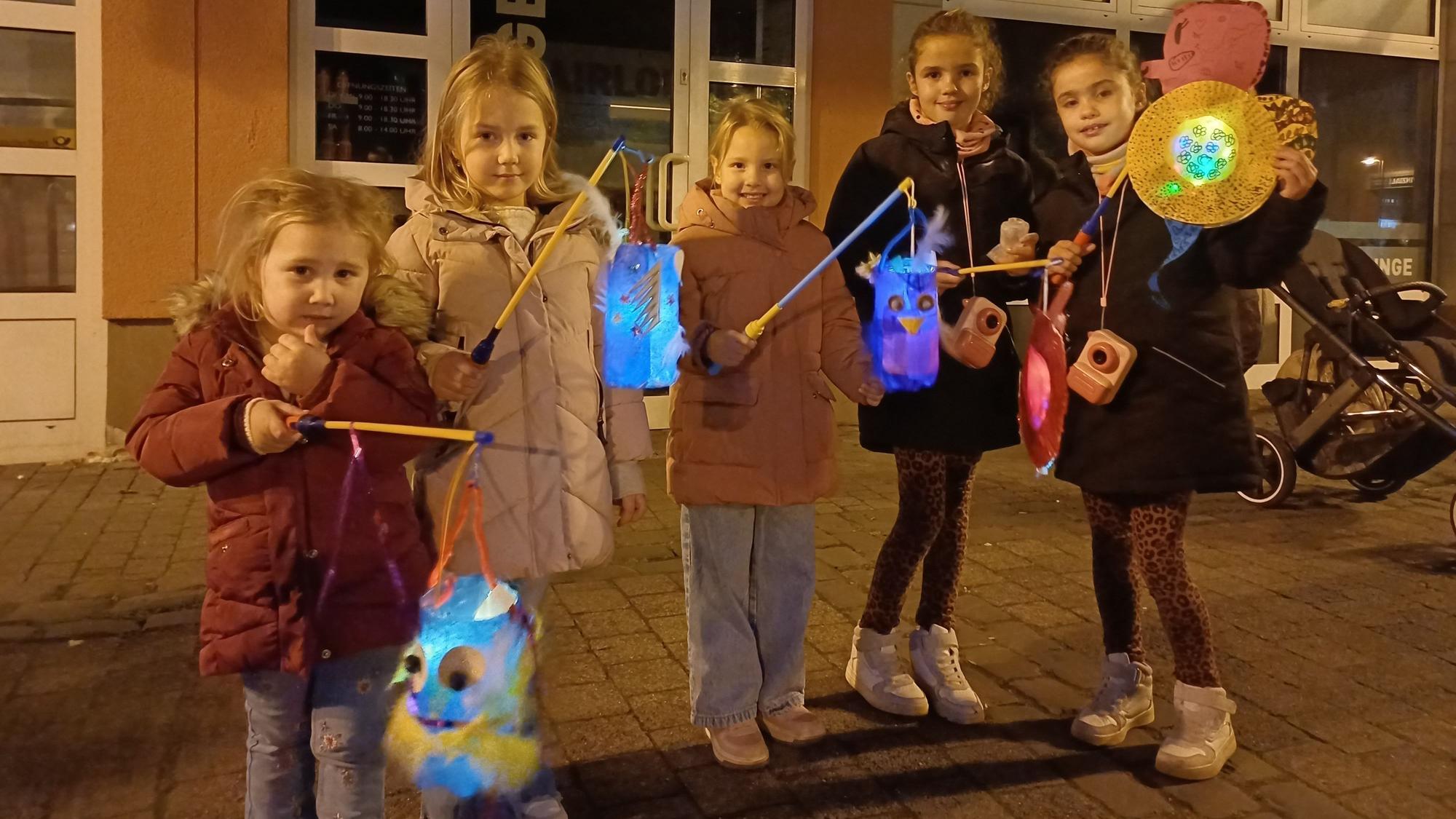 Marta, Larisa, Nikol, Nikolina und Antonela mit ihren Laternen kurz vor Beginn des Martinszugs in Schlebusch
