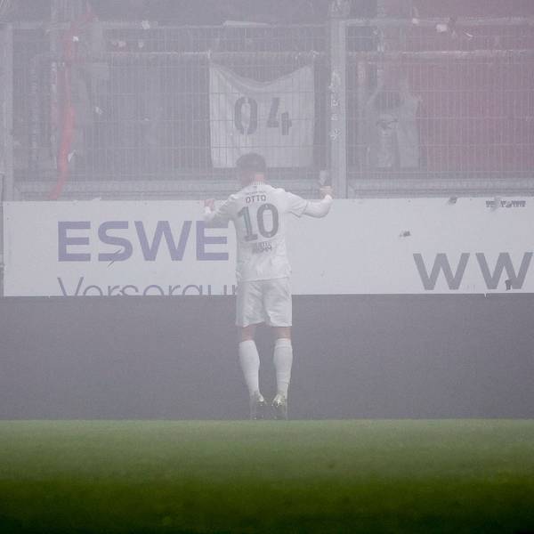 09.11.2025, xavx, Fussball 3.Liga, SV Wehen Wiesbaden - FC Viktoria Köln v.l. David Otto FC Viktoria Köln celebrate the goal, Der Torjubel zum 0:1 im Nebel von Wiesbaden DFL/DFB REGULATIONS PROHIBIT ANY USE OF PHOTOGRAPHS as IMAGE SEQUENCES and/or QUASI-VIDEO Wiesbaden *** 09 11 2025, xavx, Fußball 3 Liga, SV Wehen Wiesbaden FC Viktoria Köln v l David Otto FC Viktoria Köln celebrate the goal, Der Torjubel zum 0 1 im Nebel von Wiesbaden DFL DFB REGULATIONS PROHIBIT ANY USE OF PHOTOGRAPHS as IMAGE SEQUENCES and or QUASI VIDEO Wiesbaden