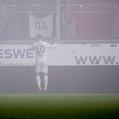 09.11.2025, xavx, Fussball 3.Liga, SV Wehen Wiesbaden - FC Viktoria Köln v.l. David Otto FC Viktoria Köln celebrate the goal, Der Torjubel zum 0:1 im Nebel von Wiesbaden DFL/DFB REGULATIONS PROHIBIT ANY USE OF PHOTOGRAPHS as IMAGE SEQUENCES and/or QUASI-VIDEO Wiesbaden *** 09 11 2025, xavx, Fußball 3 Liga, SV Wehen Wiesbaden FC Viktoria Köln v l David Otto FC Viktoria Köln celebrate the goal, Der Torjubel zum 0 1 im Nebel von Wiesbaden DFL DFB REGULATIONS PROHIBIT ANY USE OF PHOTOGRAPHS as IMAGE SEQUENCES and or QUASI VIDEO Wiesbaden