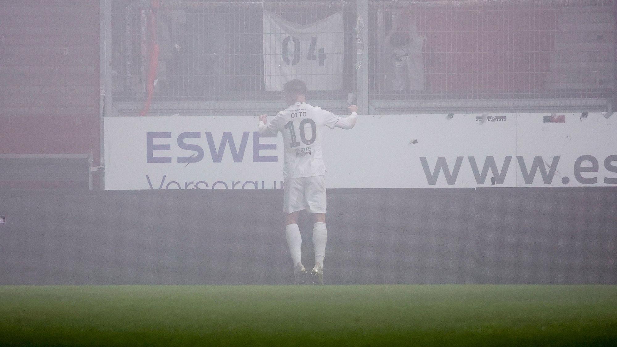 09.11.2025, xavx, Fussball 3.Liga, SV Wehen Wiesbaden - FC Viktoria Köln v.l. David Otto FC Viktoria Köln celebrate the goal, Der Torjubel zum 0:1 im Nebel von Wiesbaden DFL/DFB REGULATIONS PROHIBIT ANY USE OF PHOTOGRAPHS as IMAGE SEQUENCES and/or QUASI-VIDEO Wiesbaden *** 09 11 2025, xavx, Fußball 3 Liga, SV Wehen Wiesbaden FC Viktoria Köln v l David Otto FC Viktoria Köln celebrate the goal, Der Torjubel zum 0 1 im Nebel von Wiesbaden DFL DFB REGULATIONS PROHIBIT ANY USE OF PHOTOGRAPHS as IMAGE SEQUENCES and or QUASI VIDEO Wiesbaden