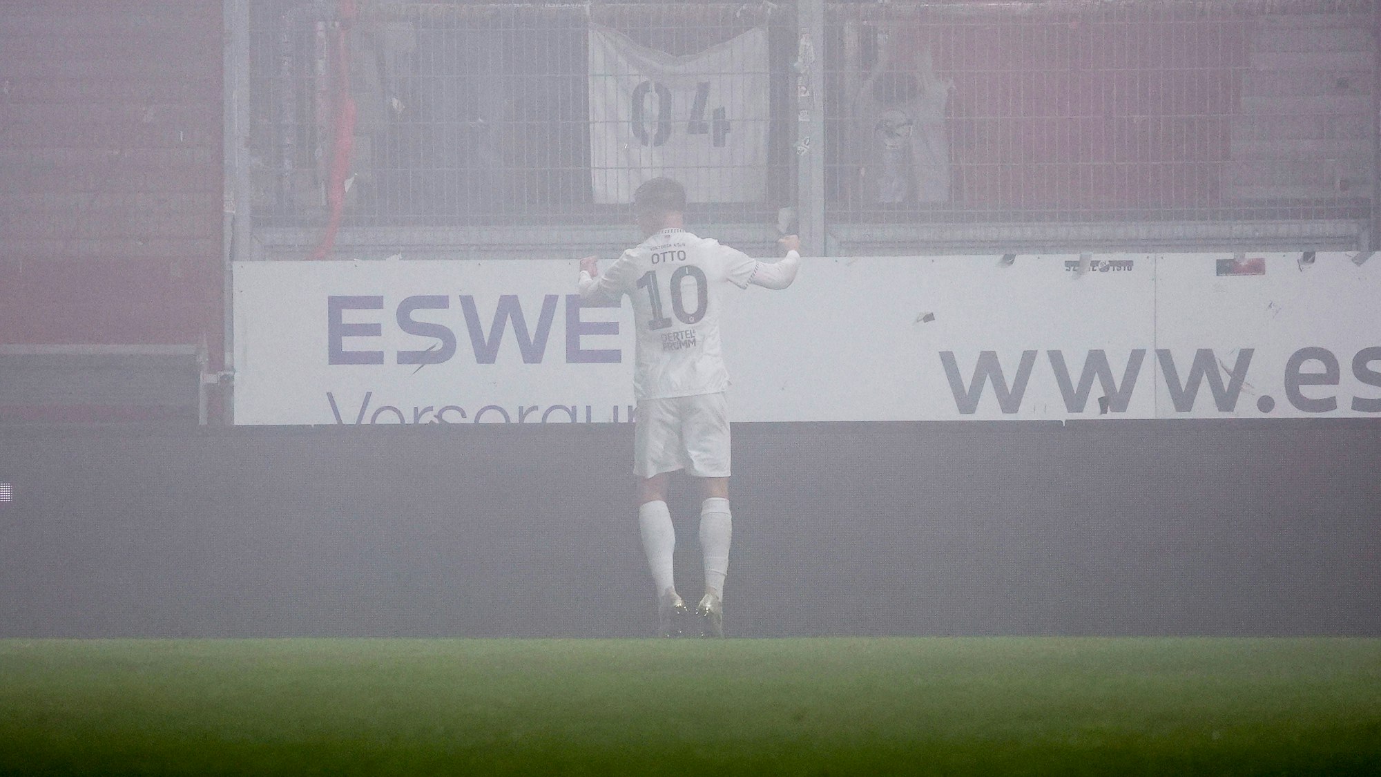 09.11.2025, xavx, Fussball 3.Liga, SV Wehen Wiesbaden - FC Viktoria Köln v.l. David Otto FC Viktoria Köln celebrate the goal, Der Torjubel zum 0:1 im Nebel von Wiesbaden DFL/DFB REGULATIONS PROHIBIT ANY USE OF PHOTOGRAPHS as IMAGE SEQUENCES and/or QUASI-VIDEO Wiesbaden *** 09 11 2025, xavx, Fußball 3 Liga, SV Wehen Wiesbaden FC Viktoria Köln v l David Otto FC Viktoria Köln celebrate the goal, Der Torjubel zum 0 1 im Nebel von Wiesbaden DFL DFB REGULATIONS PROHIBIT ANY USE OF PHOTOGRAPHS as IMAGE SEQUENCES and or QUASI VIDEO Wiesbaden