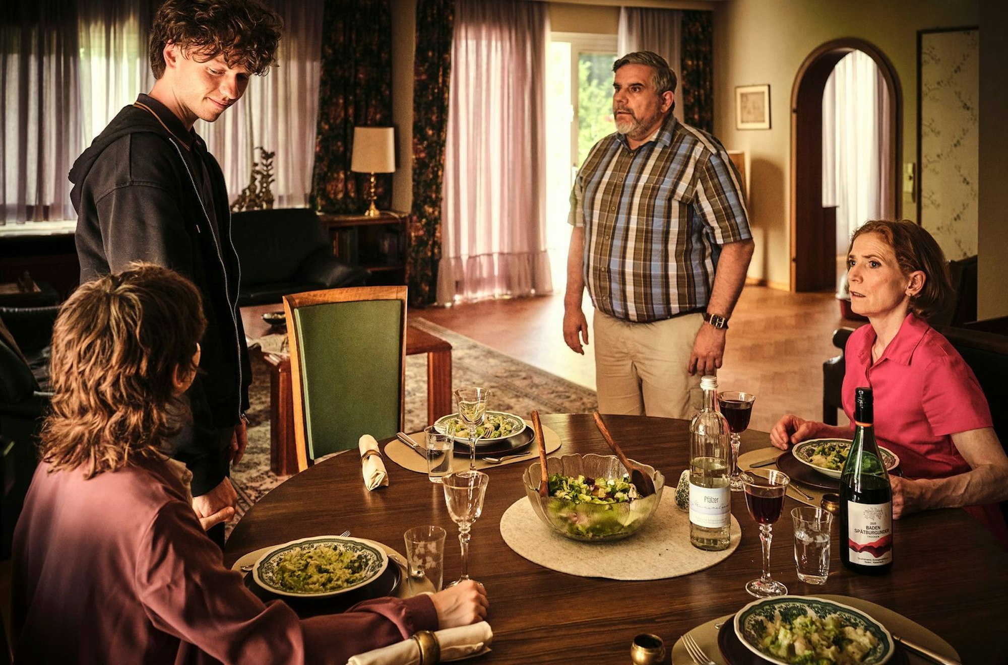 Mike (Jeremias Meyer, Zweiter von links) erzählt seinen Eltern (Bruno Cathomas und Judith Hofmann, rechts), dass er seine neue Freundin Nisha (Amina Merai) heiraten will. (Bild: SWR/Benoît Linder)