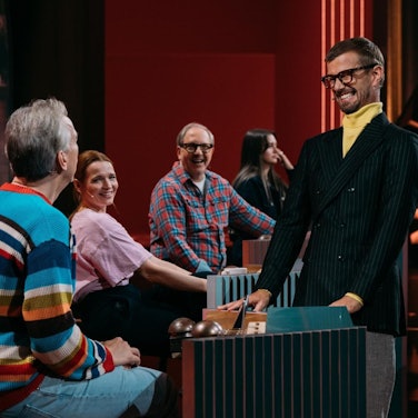 Olli Schulz (links) will sich die Show von Joko Winterscheidt (rechts) unter den Nagel reißen. Neben den Promis ist Wildcard-Kandidatin Elmas (Zweite von rechts) dabei. (Bild: Joyn / Julian Mathieu)