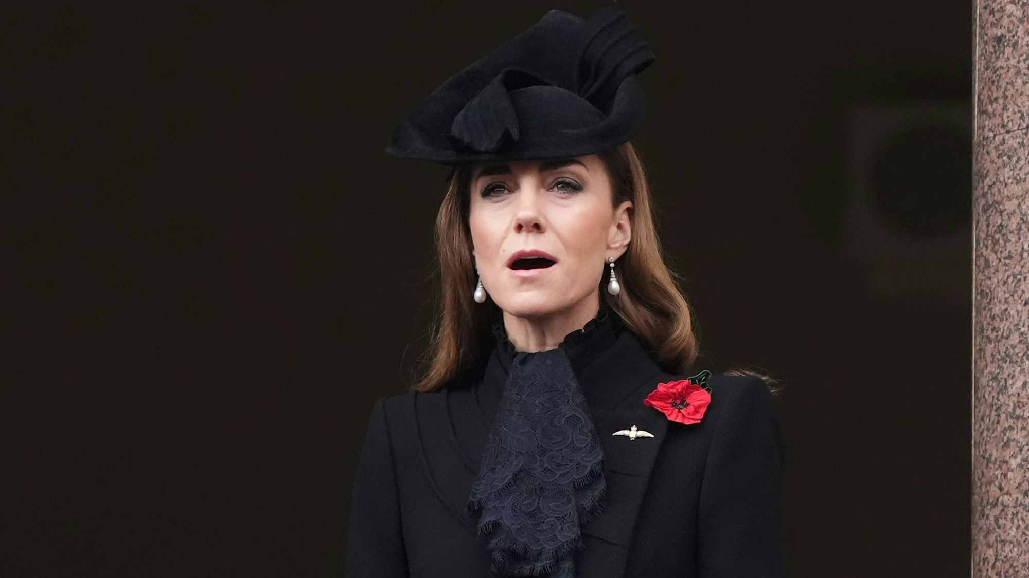 Prinzessin Kate, Prinzessin von Wales, singt während des Gedenkgottesdienstes am Cenotaph in London.