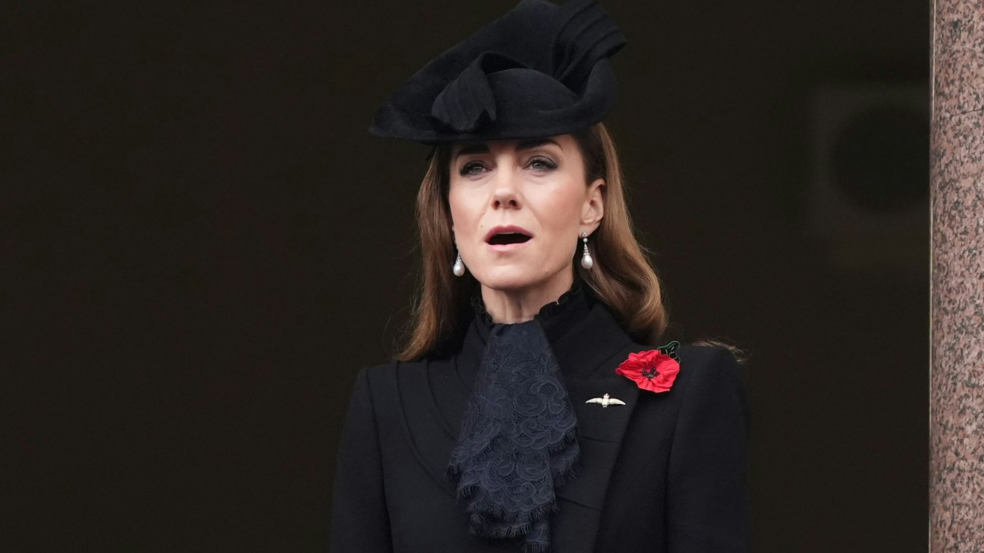 Prinzessin Kate singt auf einem Balkon am „Remembrance Sunday“.