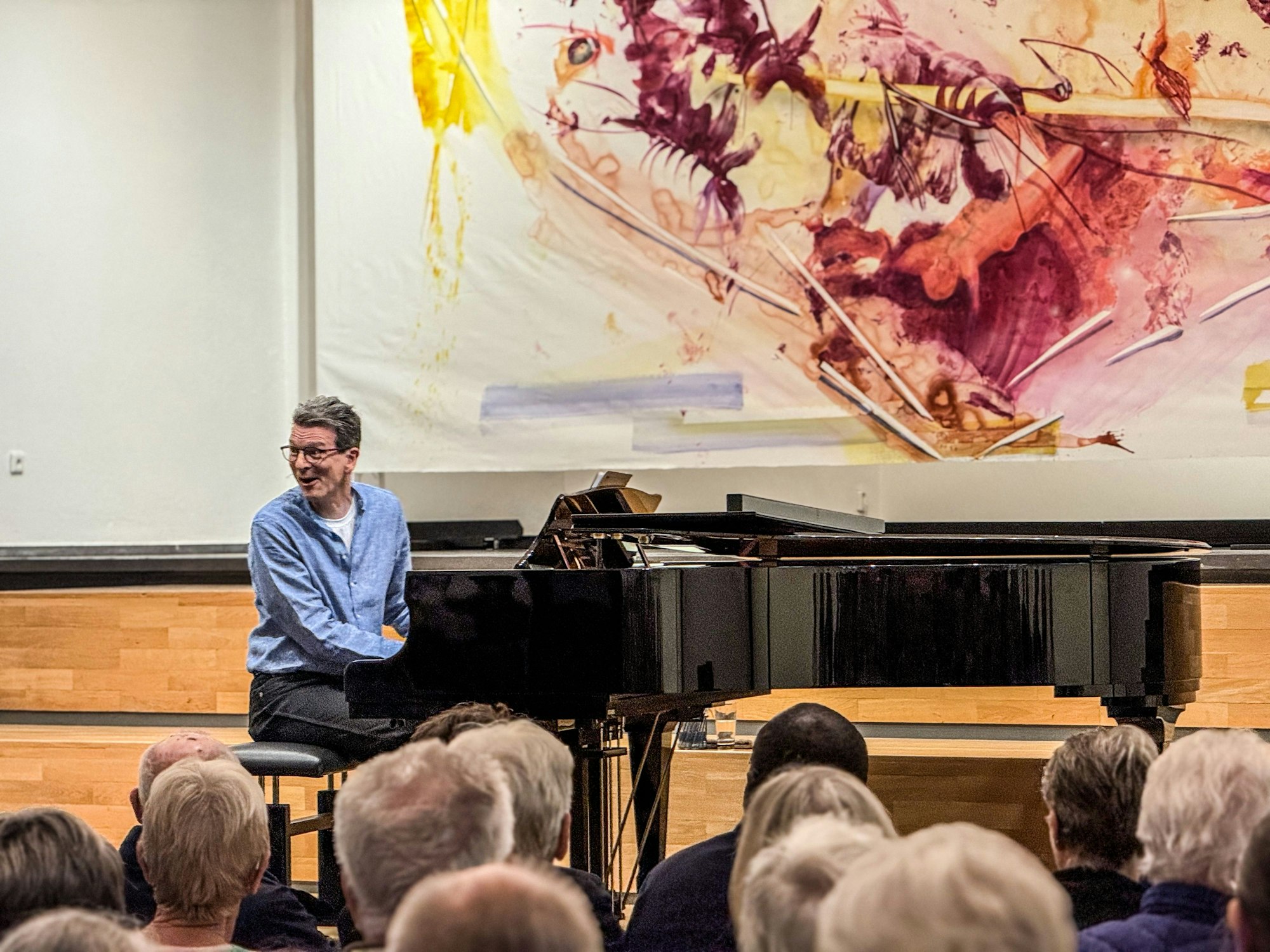 Detlev Prößdorf sitzt als Kabarettist gern selbst am Klavier.