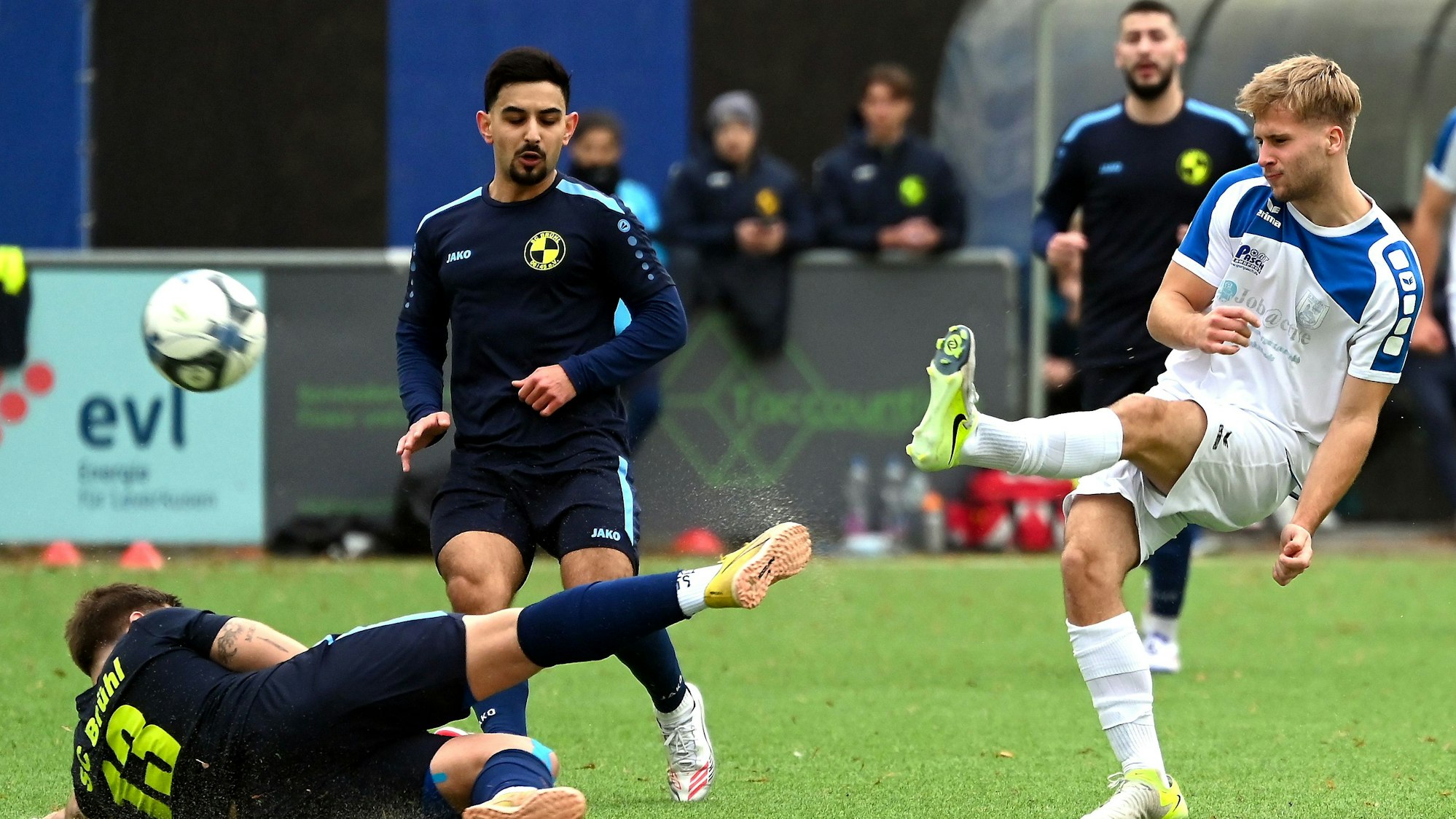 09.11.2025, Fussball-Bergfried Leverkusen-Brühl
rechts: Timo Lutz (Leverkusen)
Foto: Uli Herhaus