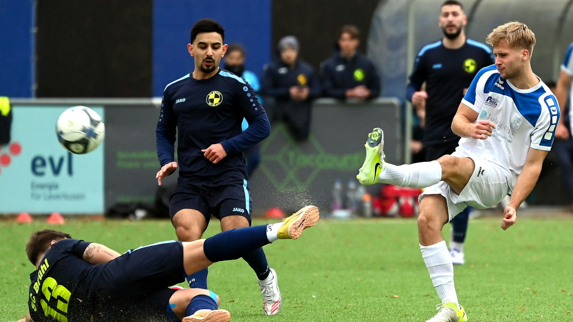 09.11.2025, Fussball-Bergfried Leverkusen-Brühl
rechts: Timo Lutz (Leverkusen)
Foto: Uli Herhaus