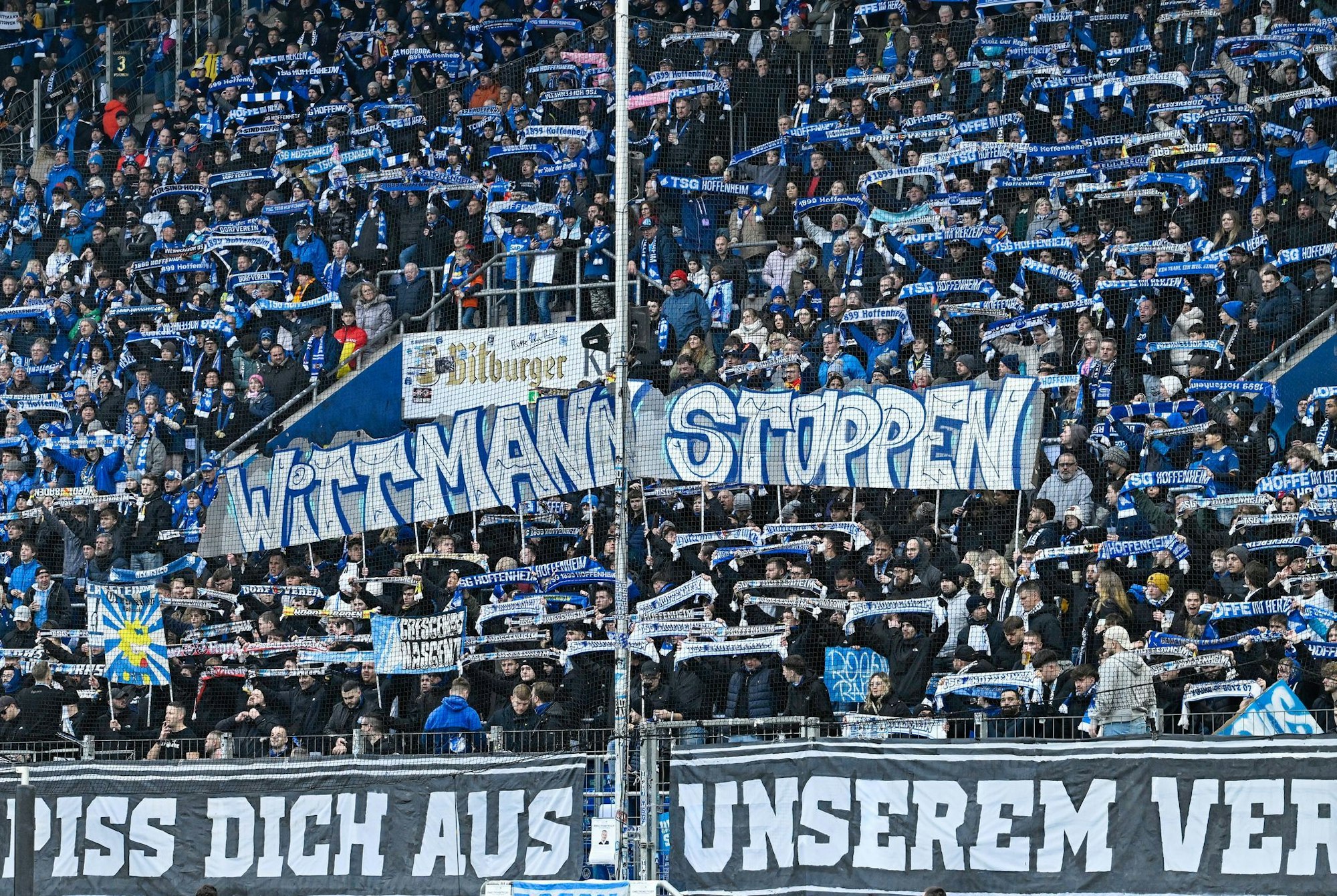 Fans der TSG Hoffenheim zeigten beim Heimspiel gegen RB Leipzig ihren Unmut über Spielerberater Roger Wittmann.